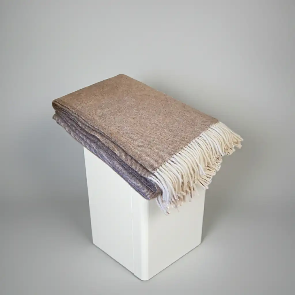 Koc z wełny nowozelandzkiej 150x200 Beżowy Koc-z-welny-nowozelandzkiej-150x200-Bezowy-Hurtownia-Tkanin-Marion-edited_2