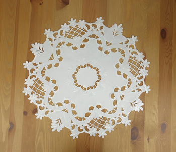 Serwetka haftowana śr. 50 cm