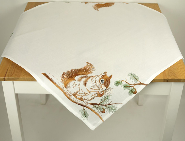 Serweta haftowana 85x85  - wiewiórka biały